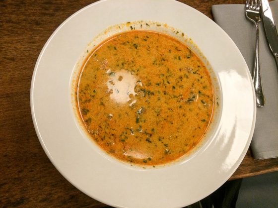 Zupa w dorsza z białą kiełbaską
